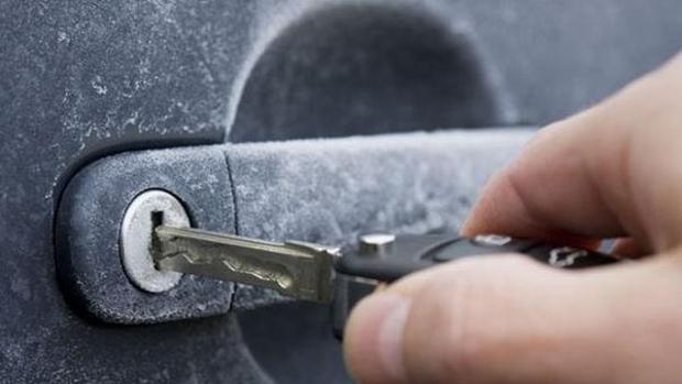 Como arreglar la cerradura de la puerta de un coche